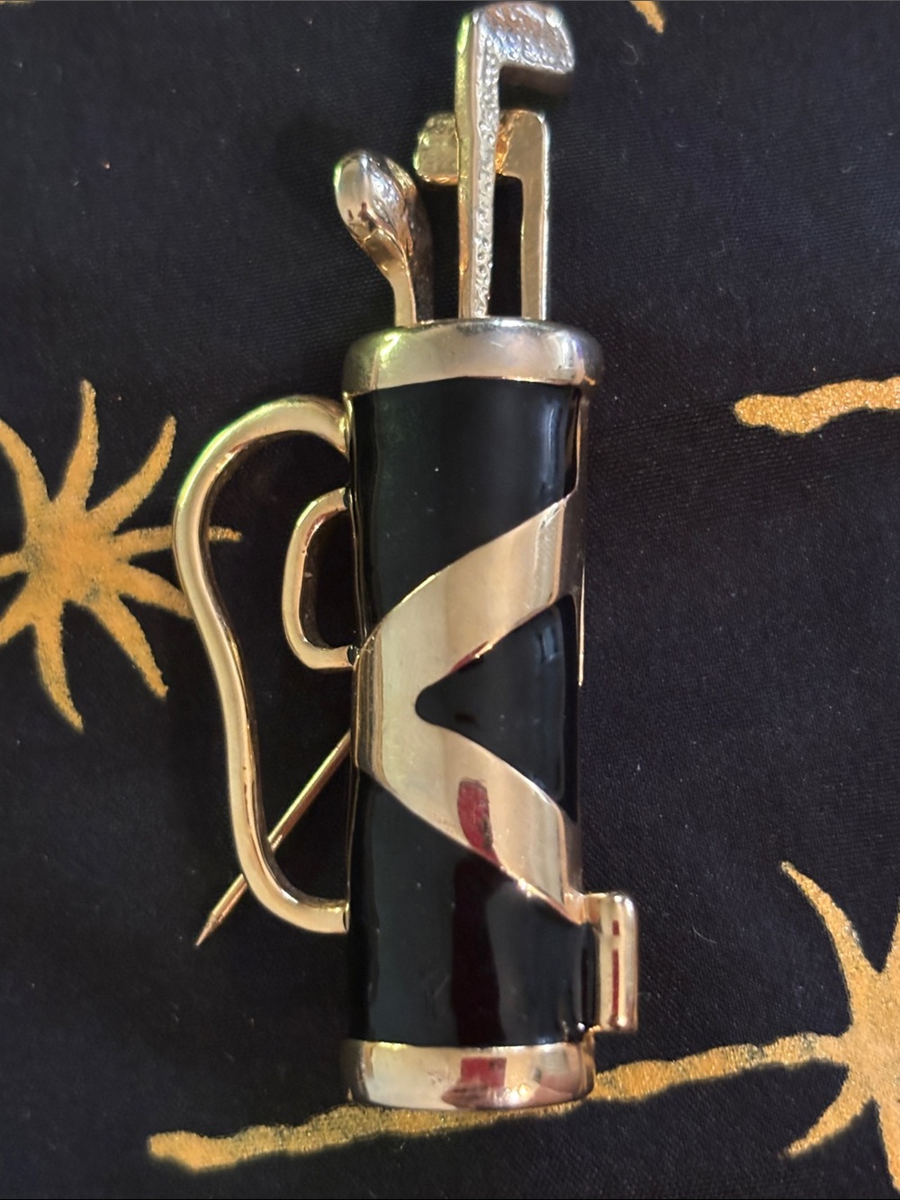 New View Black Enamel Gold Tone Golf Bag 2.25" Pin Brooch w/ Moving Clubs